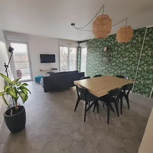 Bel Contemporain Proche Des Commodités Appartement